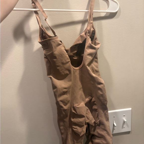 SKIMS Tan Seamless Shaping Bodysuit Size XL - Picture 5 of 6